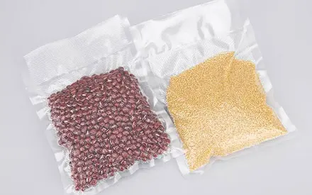 The difference between vacuum packaging bags made of co extruded film and composite film materials