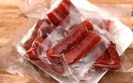 What products are suitable for vacuum packaging bags?