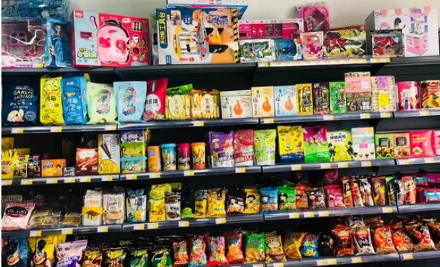 What information must be included on food packaging?