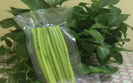 Which foods are not suitable for storage in vacuum packaging bags?