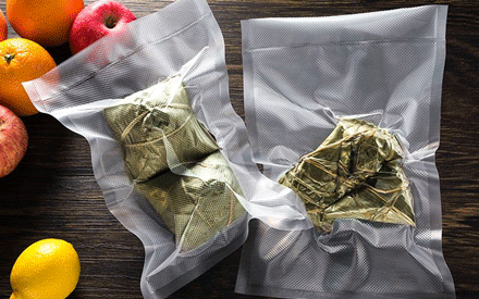 Do you want to remove the vacuum packaging bag of Zongzi when cooking?